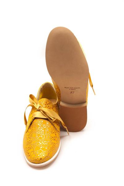 zapato salonissimos cordones en amarillo