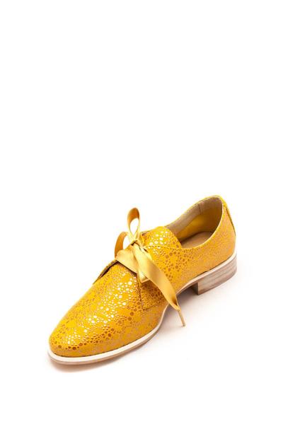zapato salonissimos cordones en amarillo